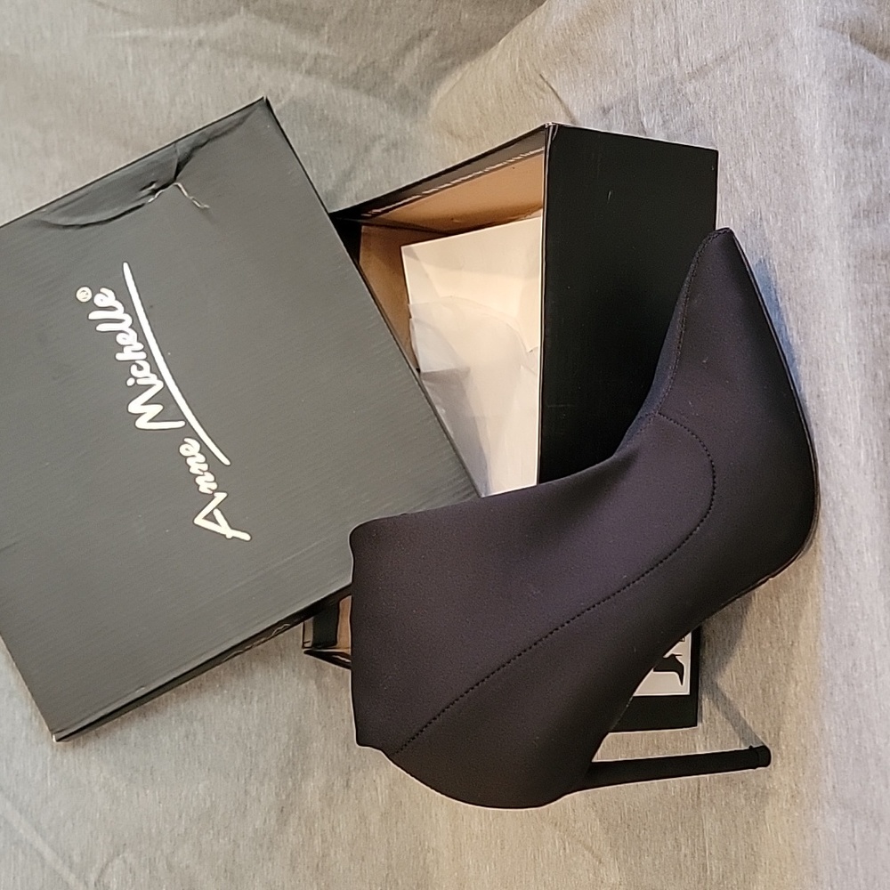 Like New heeled boot